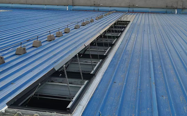 某城市大型商业综合体中庭天祝排烟窗工程