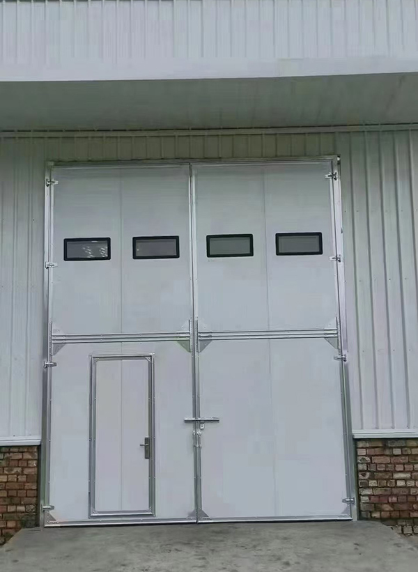 天祝工业门在设备装配车间出入口的实施记录